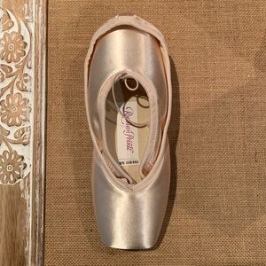 Russian Pointe Rubin U-Cut Drawstring
Pointe Shoes: Size 43 W3 V2 FM~
NEW IN BOX